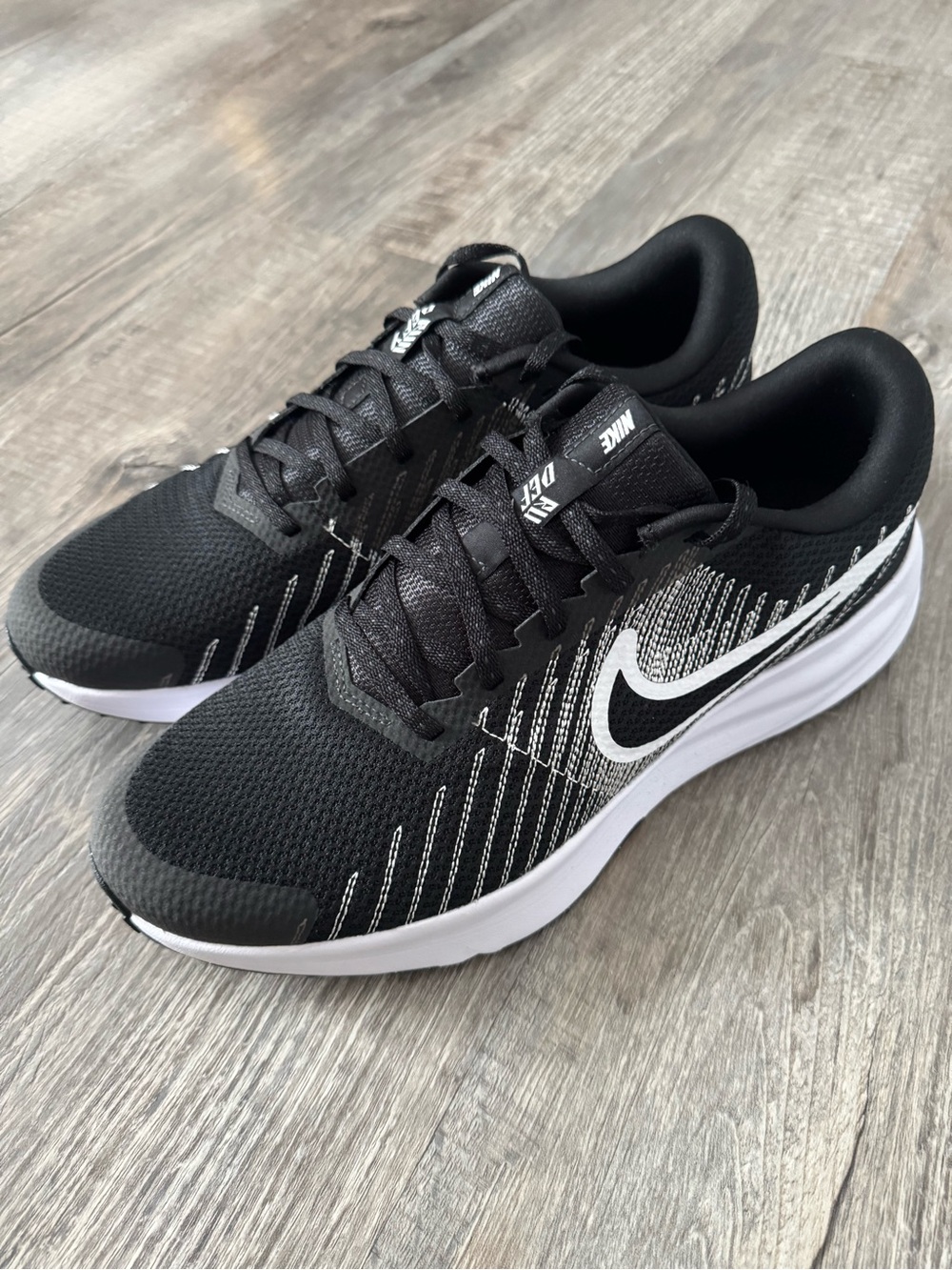 NEW NEVER WORN Nike Men's Black and White Training Sneakers